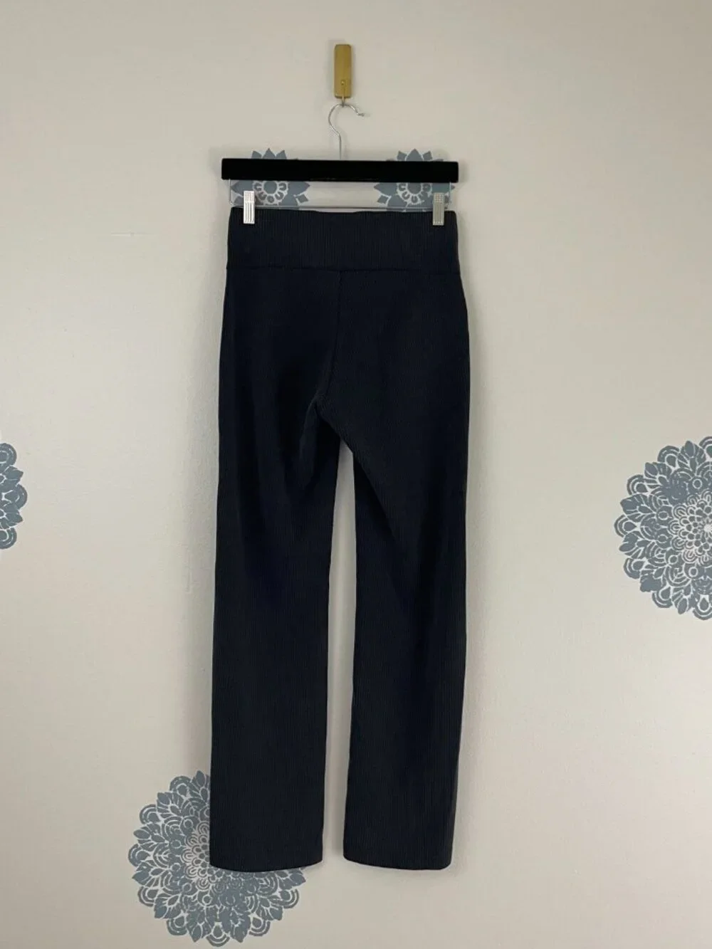 Lululemon Ribbed Softstreme Flared Pant *Short in Black Size 6